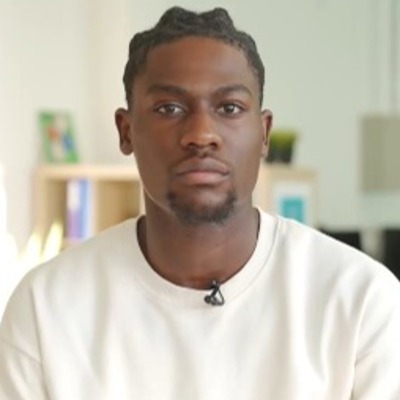 Portret van Destinny Osango, oud-cursist van Crescendo CVO, nu student Communicatie en Branding met 94% studie-efficiëntie; inspirerend succesverhaal.