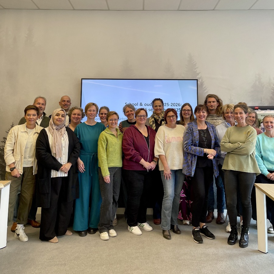 Groepsfoto van deelnemers, leerkrachten en partners tijdens de studienamiddag van Crescendo CVO over het project Nederlands leren op schoollocaties in Mechelen.