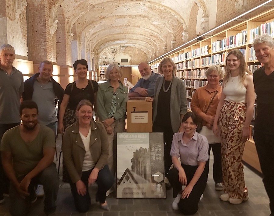 Cursisten met passie voor Mechelen klinken op afstuderen tijdens opening fototentoonstelling 'Mechelen in beeld'