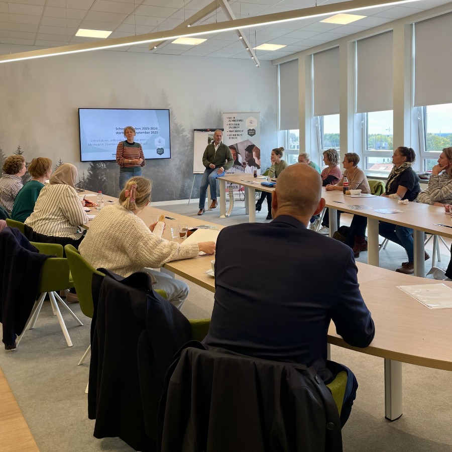 Spreker van Crescendo CVO geeft presentatie tijdens de studienamiddag over het project Nederlands leren op school van je kind, met publiek in lokaal 417.
