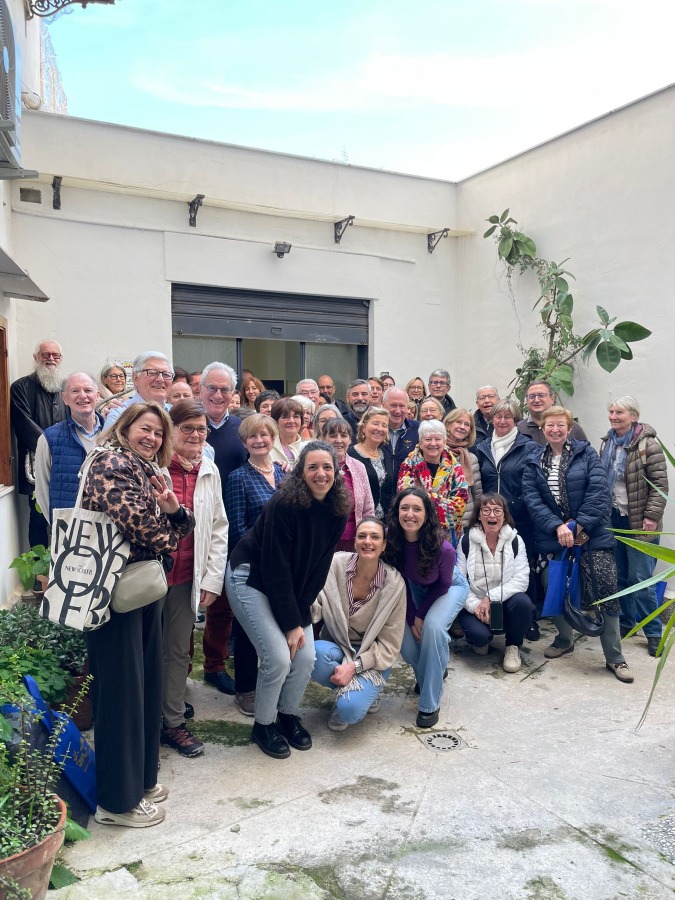 groep cursisten van Crescendo CVO op studiereis in Palermo poseren voor een groepsfoto
