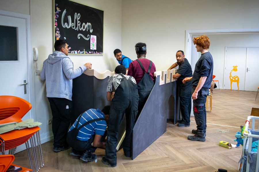 Cursisten Crescendo CVO maken speelkasteel voor kinderen van Het Blijhuis